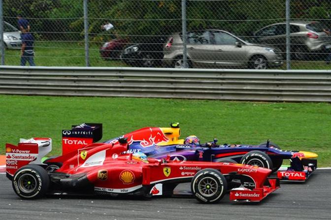 Sorpasso aggressivo di Fernando su Webber all'esterno  alla Roggia  nel secondo giro. Afp